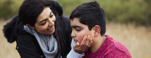 一位母亲和儿子面对自闭症谱系障碍的挑战