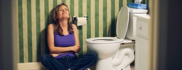 坐在厕所旁边的女人。便秘是五大致命疾病之一