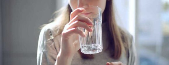患有缺碘症的妇女饮水以防止脱水，这是五大致命疾病之一。