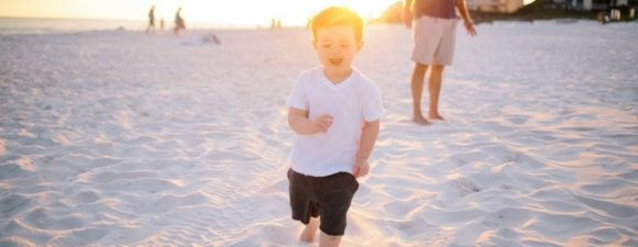 一个孩子在沙滩上使用自闭症锻炼的最佳做法
