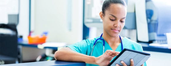 千禧一代护士使用平板电脑