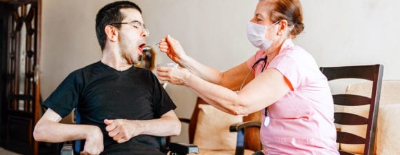 DSP帮助一个坐轮椅的残疾人吃饭。
