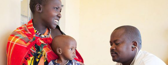 肯尼亚一名医疗服务人员正在为一名母亲和婴儿看病